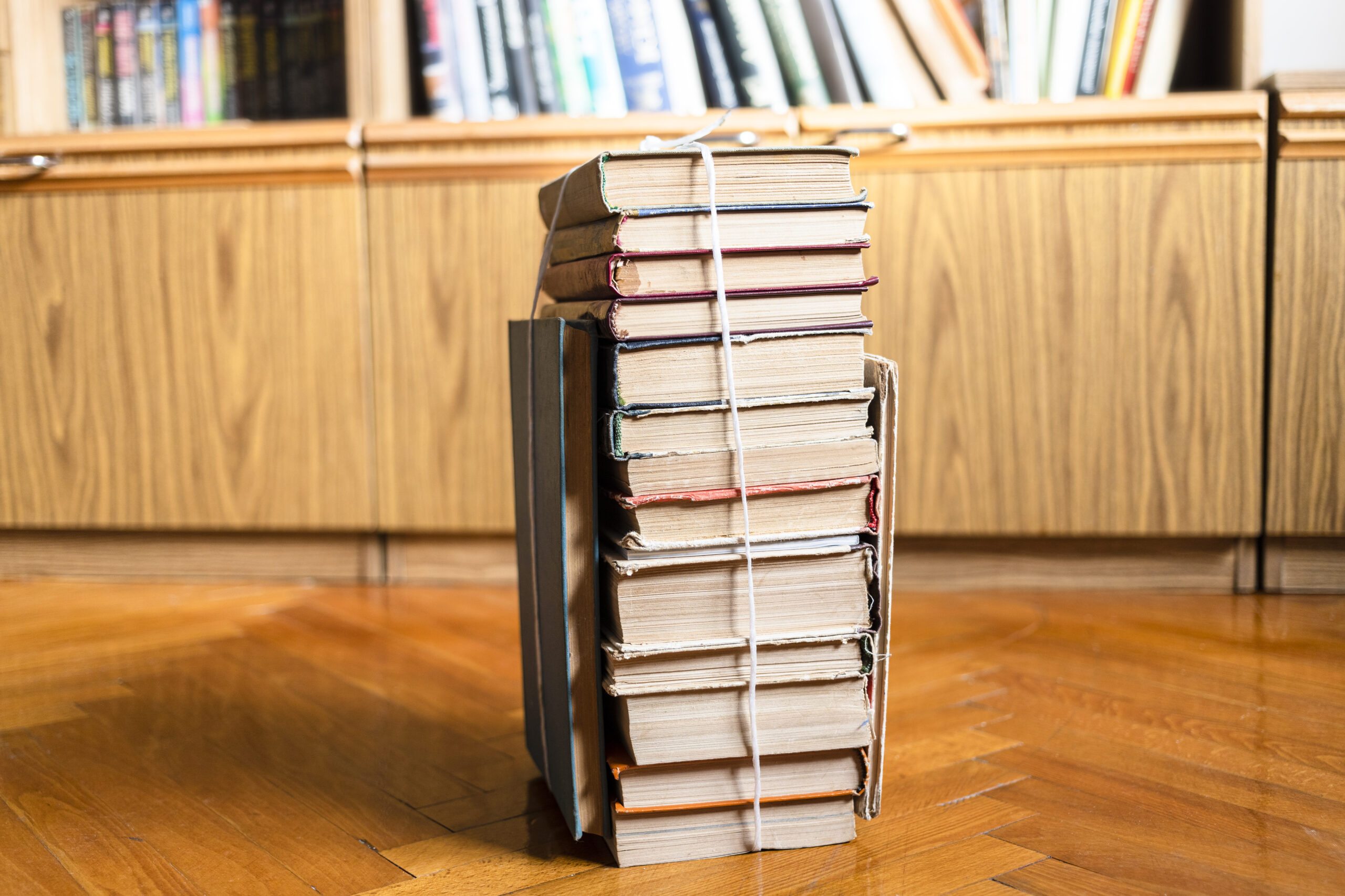 Colectores de basura crean librería con libros desechados